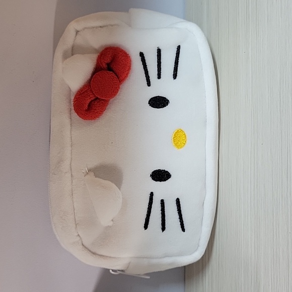 HELLO KITTY PLUSH COSMETIC CLUTCH - Picture 1 of 8
